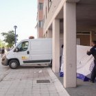 Momento del levantamiento del cadáver de la mujer hallada muerta en Pajarillos.