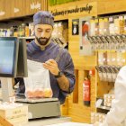 Trabajador de Gadis en la sección de frutería.