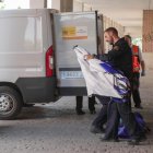 Momento de la retirada del cadáver de la mujer asesinada en Pajarillos.