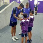 Los croatas Juric y Biuk firman autógrafos a niños tras un entrenamiento.