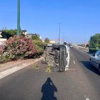 Estado en el que ha quedado la furgoneta tras volcar en la avenida de Zamora