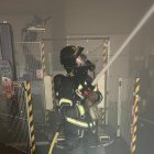 Un bombero trabaja para sofocar el incendio en la bodega de la Ribera de Duero en Valladolid