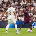 Boyomo controla el balón en presencia de Valverde en el último partido del Real Valladolid en el Bernabéu .