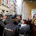 Allegados de Esther López protestan fuera del Juzgado en la declaración de Óscar, el único investigado, el pasado 22 de febrero.