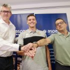 Enrique Peral, Hansel Atencia y Ramón Zayas en la presentación del jugador en Aspasia.