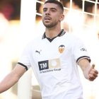 Cenk Özkaçar con la camiseta del Valencia.