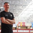 El nuevo entrenador del Aula, Salva Puig, en el pabellón Huerta del Rey.