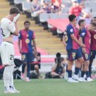 El jugador del Real Valladolid, Chuki,  abatido mientras el FC Barcelona celebra uno de sus siete goles.