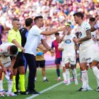 pezzolano intenta corregir a sus jugadores durante un receso en Montjuic en el partido ante el Barça.