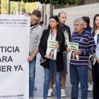 Inés López y su padre, esta mañana en la concentración en los juzgados.