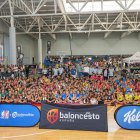 Foto de todos los participantes de la Jr. NBA