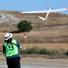 Uno de los participantes pilota su aeromodelo