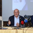 El alcalde de Valladolid, Jesús Julio Carnero, presenta el nuevo servicio de lanzaderas junto a Eduardo Cabanillas y Alberto Guitiérrez.