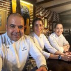 José Antonio, junto a las cocineras Sara y Cristina, en el restaurante Casa Pacheco.