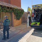 Imagen de una ambulancia y de la Guardia Civil en la casa del afectado en Boecillo