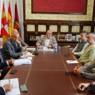 Reunión del comité de empresa de Bimbo y los viceconsejeros de Economía y Política Agraria en el Ayuntamiento de Valladolid