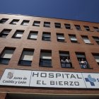 Fachada del hospital del Bierzo que presenta déficit de facultativos en varios servicios.