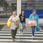 Trabajadoras de Bimbo en Valladolid tras finalizar su jornada laboral.