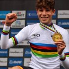 El vallisoletano Iván Romeo luce su medalla de oro.