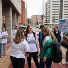 Trabajadores de Bimbo en Valladolid, a la puertas del hotel donde se celebró la reunión con la empresa.