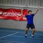 Alberto Santos golpea la bola en su partido de cuartos de final.