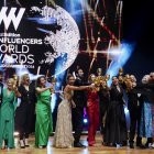 Foto de familia de premiados y autoridades en la gala 'Vinoinfluencers workd awards' de Valladolid.