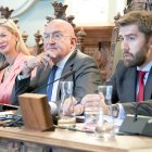 Irene Carvajal, Jesús Julio Carnero y Francisco Blanco, durante el pleno. J. M. LOSTAU