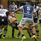 Posesión de El Salvador ante la fuerte defensa del Entrepinares, en el primer partido de Liga.