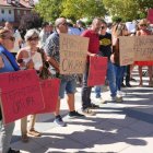 Concentración de vecinos por las viviendas ocupadas en Arroyo.