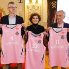 Enrique Peral, Mayte Martínez y Artemio Domínguez con las camisetas rosas.