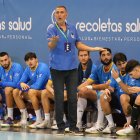 David Pisonero en el banquillo durante el partido frente al Benidorm