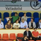 La presidenta del Aula Ana Belén Pastor, en el centro entre Agustín Alonso, presidente de la Territorial de Balonmano y la concejala Mayte Martínez, en el palco.