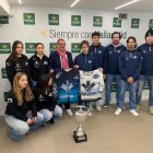 Un representación del CPLV Panteras en Caja Rural junto a Narciso Prieto.