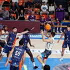 Un lance del partido del UEMC Real Valladolid baloncesto en Burgos.