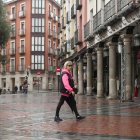 Viandantes paseando por la plaza de Fuente Dorada en la actualidad.