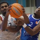 Acción del duelo liguero jugado por Zamora y el Real Valladolid Baloncesto en la segunda jornada de la Primera FEB.