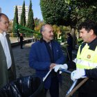 Alejandro García Pellitero y Alberto Cuadrado con un operario del Servicio de Limpieza.