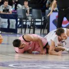 Juan García Abril y Galán, en el suelo en una acción del partido.