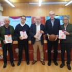 Julio Martínez, Lolo Velasco, Óscar Castañeda, Samuel Puente y Luis Moratinos, en la FBCyL, con el segundo volumen de la ‘Historia del Baloncesto en Castilla y León’.