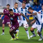 Kenedy pugna por un balón ante un jugador del Leganés en el último amistoso disputado.