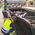 Dos bomberos de la Diputación en el centro comercial Bonaire.