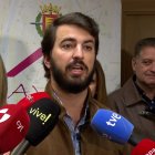 El portavoz de Vox en las Cortes de Castilla y León, Juan García-Gallardo, atiende a los medios antes de su reunión con vecinos de Delicias