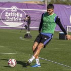 Cenk da un pase durante el entrenamiento del martes.