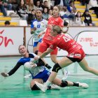 O’Mullony cae al suelo tras ser agarrada por una jugadora del Gijón.Foto.: LOF/Aurelio Flórez