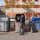 Un hombre sale a tirar la basura a un contenedor en Valladolid