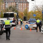 El rodaje de la serie 'Cochinas' colapsa el tráfico en el puente de Poniente