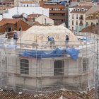 Operarios trabajando en la cúpula de ladrillo de la iglesia de la Vera Cruz de Valladolid.