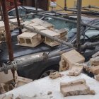 Vehículo 'sepultado' por la caída de un andamio.