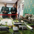 El coronel Velarde muestra al subdelegado Canales la droga y las armas incautadas