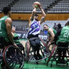 Tiro del Aliados, rodeado de rivales del Joventut.